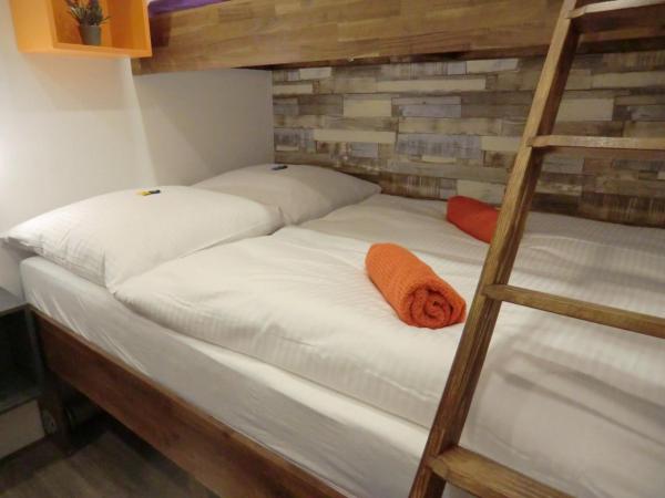 Cityflair Berlin Apartments & Rooms : photo 3 de la chambre chambre double ou lits jumeaux avec salle de bains commune