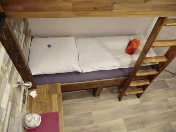 Cityflair Berlin Apartments & Rooms : photo 5 de la chambre chambre quadruple avec salle de bains commune