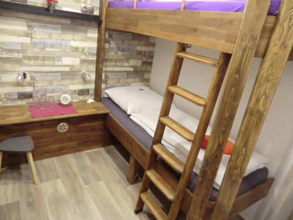 Cityflair Berlin Apartments & Rooms : photo 2 de la chambre chambre quadruple avec salle de bains commune