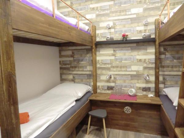 Cityflair Berlin Apartments & Rooms : photo 4 de la chambre chambre quadruple avec salle de bains commune