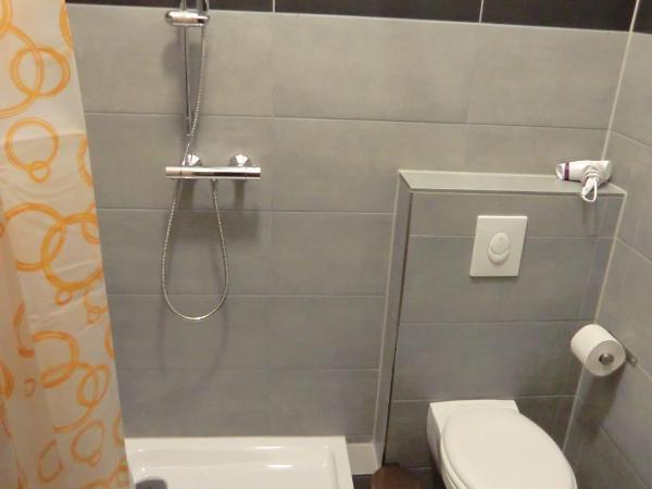 Cityflair Berlin Apartments & Rooms : photo 9 de la chambre chambre double ou lits jumeaux avec salle de bains commune