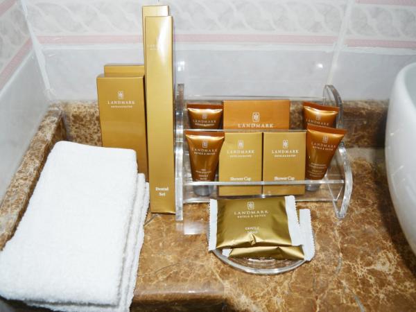 Landmark Plaza Hotel : photo 2 de la chambre chambre lits jumeaux classique