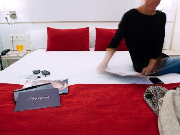 Hotel Pompaelo Plaza del Ayuntamiento & Spa : photo 5 de la chambre chambre familiale avec balcon