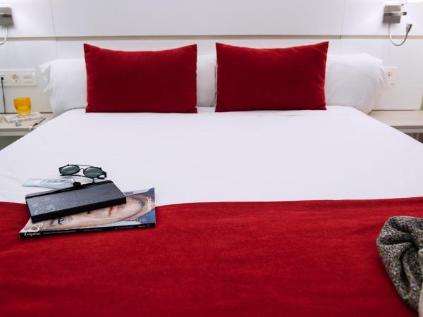 Hotel Pompaelo Plaza del Ayuntamiento & Spa : photo 6 de la chambre chambre familiale avec balcon