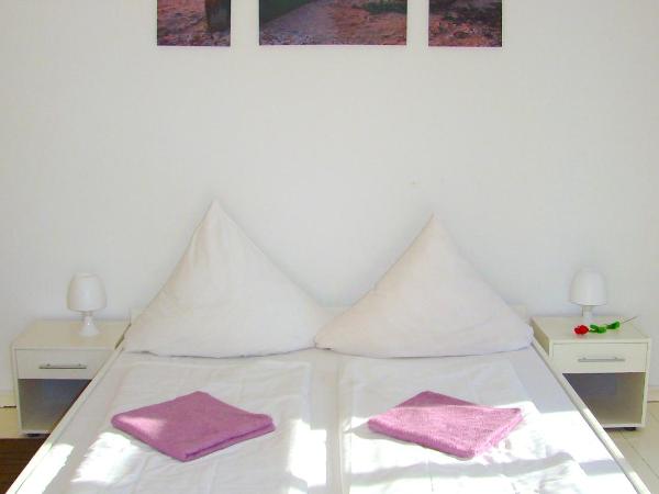 Rooms & Apartments near Zoologischer Garten : photo 1 de la chambre chambre double ou lits jumeaux avec lit d'appoint