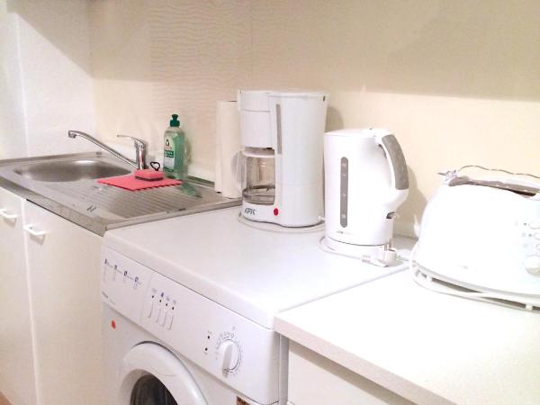 Rooms & Apartments near Zoologischer Garten : photo 9 de la chambre chambre double ou lits jumeaux avec salle de bains commune