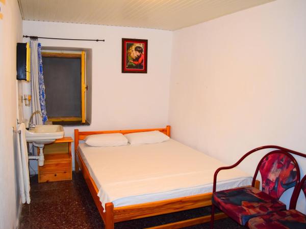 Stathis : photo 3 de la chambre chambre double standard avec salle de bains commune