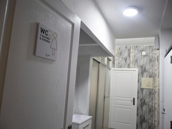 VALENCIA SUITS YOU Centro Histórico, Establecimiento Automatizado-Fast Auto Check in&Out, Solo para Adultos-Adults only : photo 2 de la chambre chambre lits jumeaux standard avec salle de bains commune