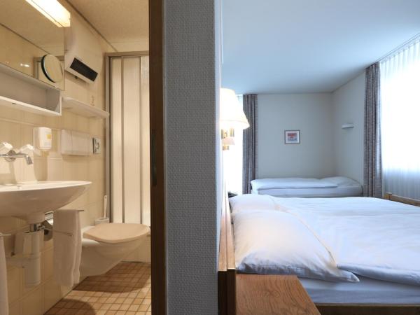 Hotel Concordia : photo 4 de la chambre chambre triple avec salle de bains