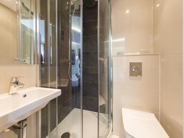 Chester Hotel : photo 9 de la chambre chambre quadruple avec salle de bains privative