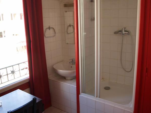 Hôtel Chateaubriand : photo 2 de la chambre chambre simple avec toilettes communes