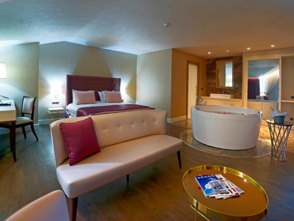 Taba Luxury Suites and Hotel : photo 7 de la chambre suite lit king-size avec baignoire spa