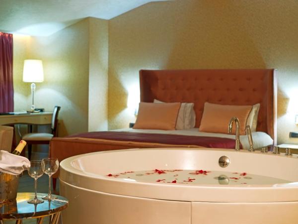 Taba Luxury Suites and Hotel : photo 10 de la chambre suite lit king-size avec baignoire spa