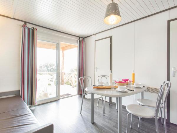 Village Vacances Le Parc Des Chênes (by Popinns) : photo 1 de la chambre chalet 3 chambres (6 personnes)