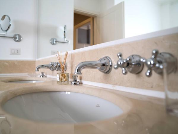 Room 56 : photo 4 de la chambre suite avec balcon