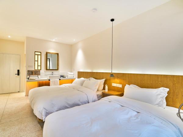 Wei Wen Inn : photo 2 de la chambre chambre triple avec balcon