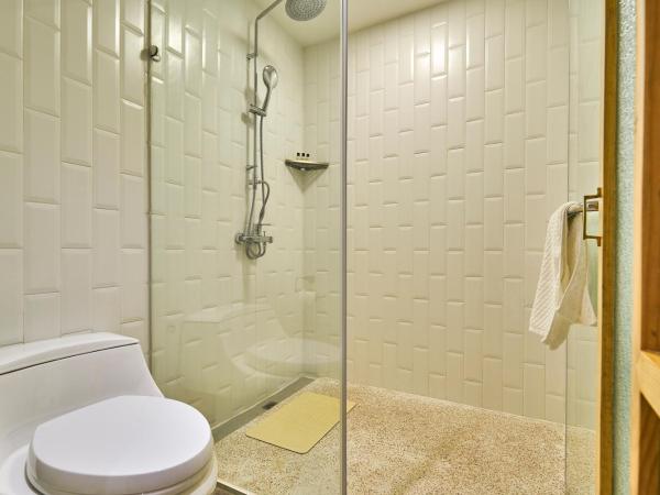 Wei Wen Inn : photo 5 de la chambre chambre triple avec balcon