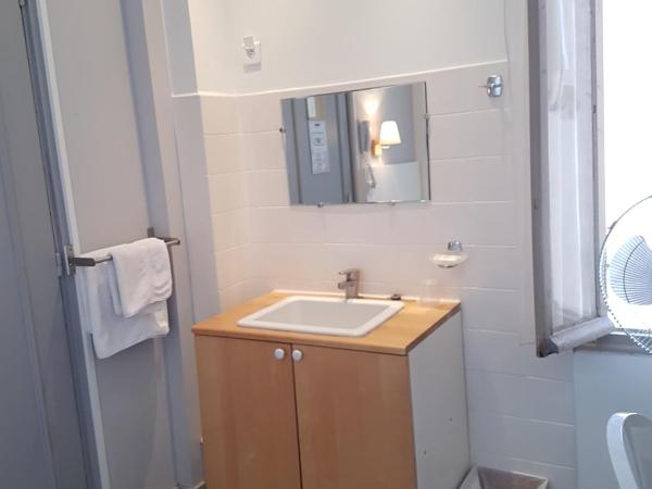 Hôtel P.L.M. : photo 3 de la chambre chambre simple avec toilettes et douche communes