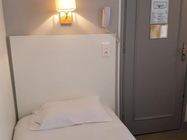 Hôtel P.L.M. : photo 4 de la chambre chambre simple avec toilettes et douche communes
