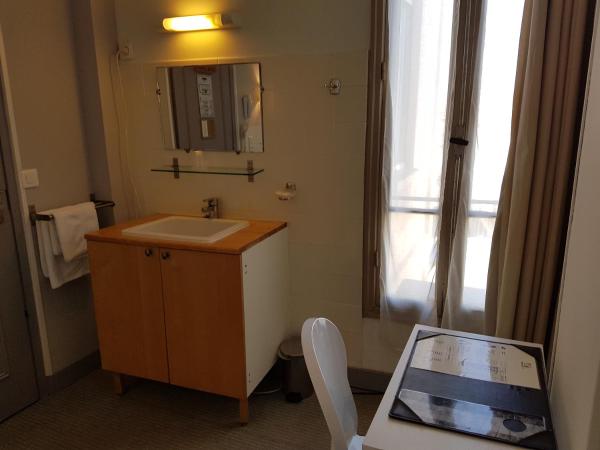 Hôtel P.L.M. : photo 5 de la chambre chambre simple avec toilettes et douche communes