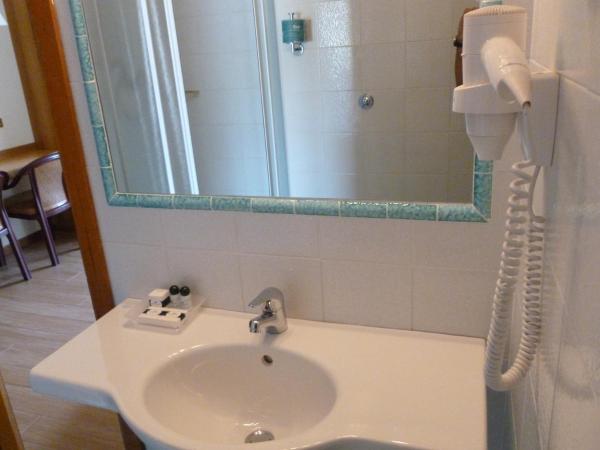 Hotel Plaza : photo 2 de la chambre chambre lits jumeaux