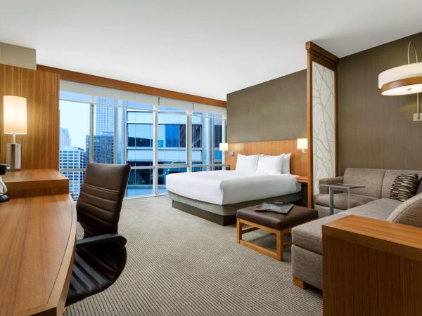 Hyatt Place Chicago/Downtown - The Loop : photo 1 de la chambre specialty king room with sofa bed and roll-in shower - disability access