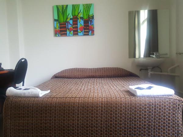 Kiwi International Hotel : photo 3 de la chambre chambre double ou lits jumeaux Économique avec salle de bains commune