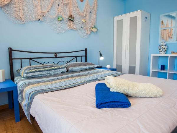 Petaluda House 1 : photo 6 de la chambre chambre lit king-size avec salle de bains commune