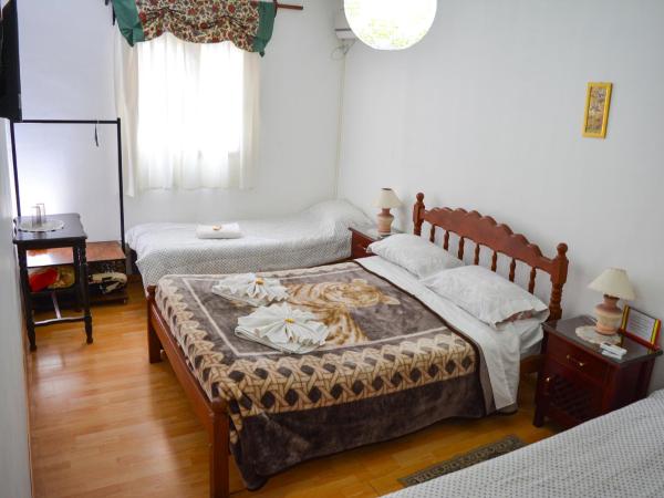 Sayta Hostal : photo 10 de la chambre chambre quadruple avec salle de bains privative