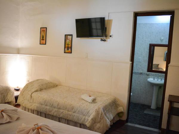 Sayta Hostal : photo 9 de la chambre chambre quadruple avec salle de bains privative