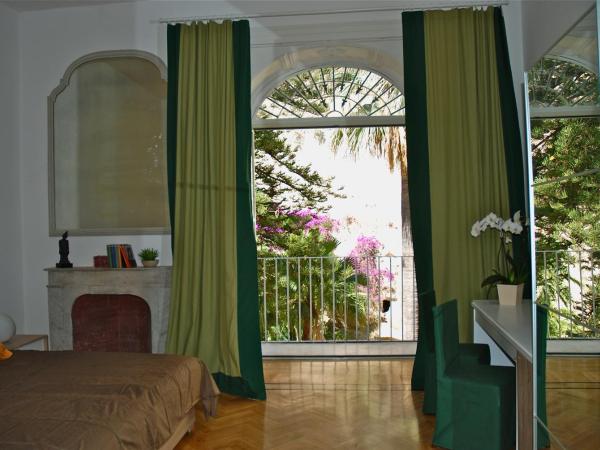 Palazzo Mele Residence : photo 4 de la chambre chambre double ou lits jumeaux supérieure - vue sur jardin