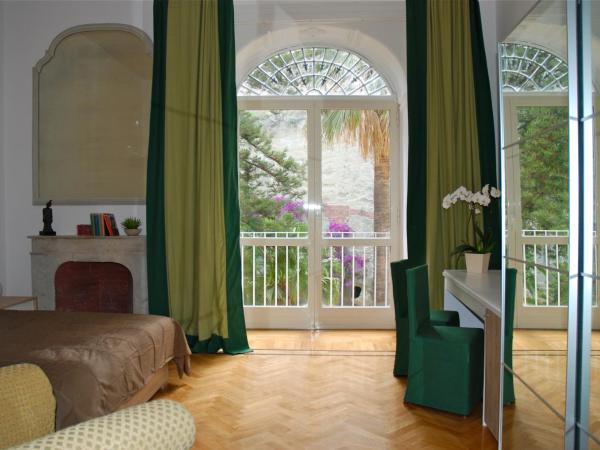 Palazzo Mele Residence : photo 6 de la chambre chambre double ou lits jumeaux supérieure - vue sur jardin