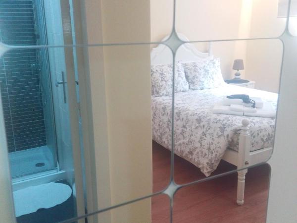 Jualis Guest House : photo 1 de la chambre chambre double avec salle de bains privative