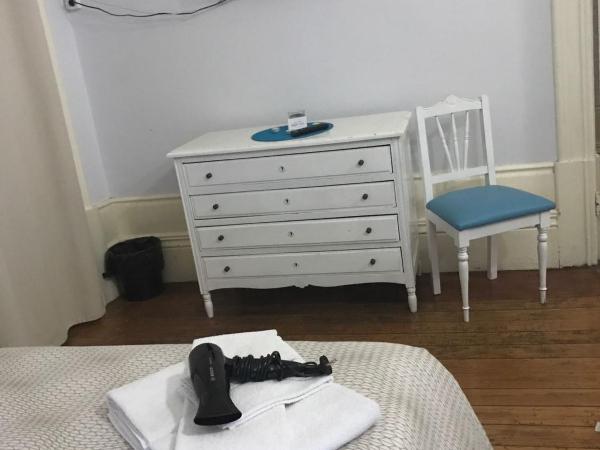 Jualis Guest House : photo 6 de la chambre chambre double avec salle de bains privative - vue sur jardin