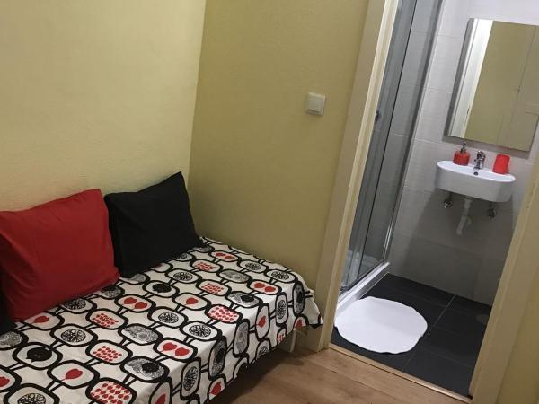 Jualis Guest House : photo 2 de la chambre grande chambre double