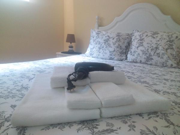 Jualis Guest House : photo 7 de la chambre chambre double avec salle de bains privative