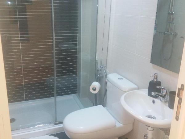 Jualis Guest House : photo 8 de la chambre chambre double avec salle de bains privative