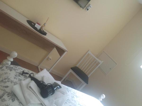 Jualis Guest House : photo 9 de la chambre chambre double avec salle de bains privative