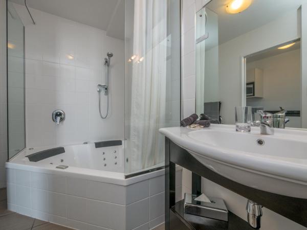 Bellano Motel Suites : photo 6 de la chambre studio supérieur avec baignoire spa