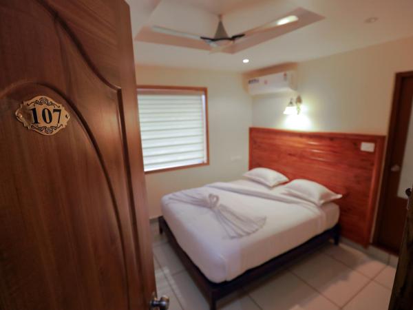 Roses Inn Fortkochi : photo 9 de la chambre chambre deluxe double ou lits jumeaux