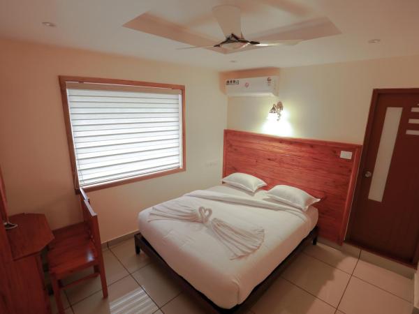 Roses Inn Fortkochi : photo 5 de la chambre chambre deluxe double ou lits jumeaux