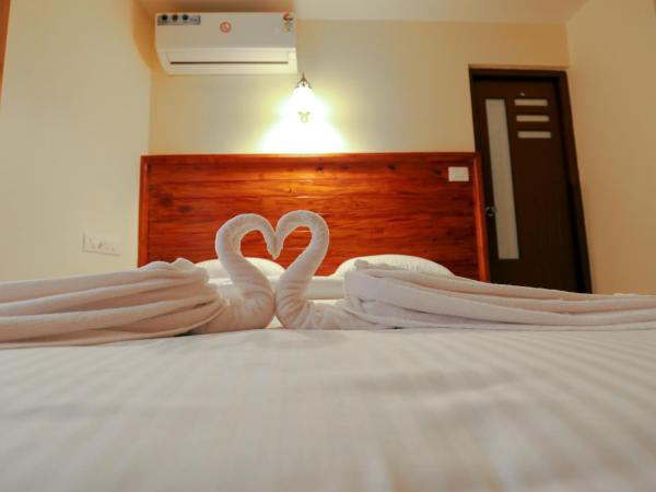 Roses Inn Fortkochi : photo 1 de la chambre chambre deluxe double ou lits jumeaux