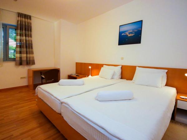 Hotel Villa Radin : photo 1 de la chambre chambre double avec balcon et vue sur le parc