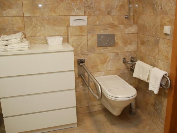 Hotel Villa Radin : photo 8 de la chambre chambre double avec balcon et vue sur le parc