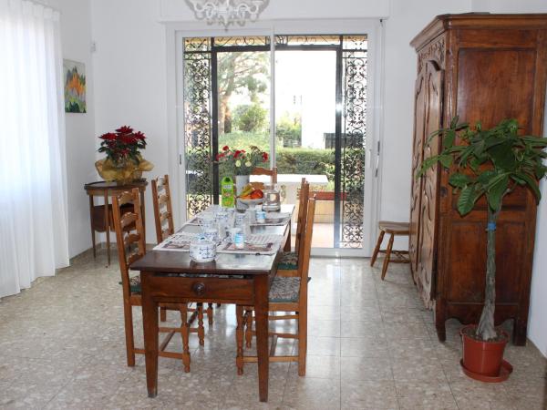 Villa Calliste : photo 4 de la chambre chambre lit queen-size avec salle de bains commune