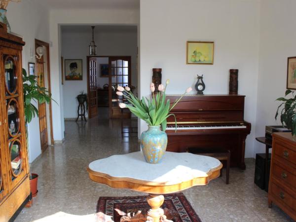 Villa Calliste : photo 5 de la chambre chambre lit queen-size avec salle de bains commune