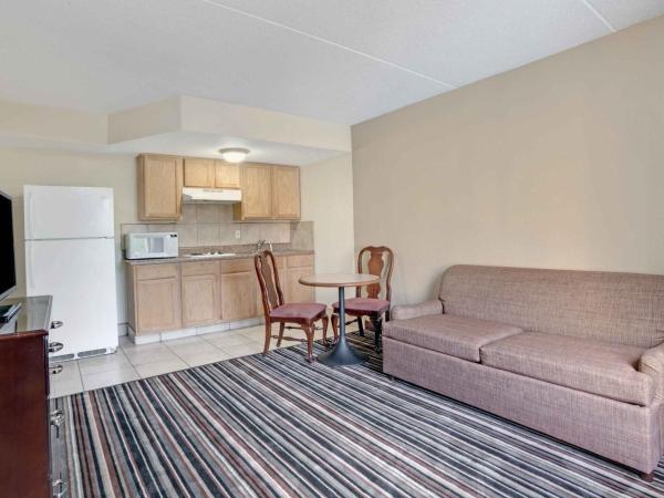 Wyndham Garden Charlotte Airport Southeast : photo 3 de la chambre double room with mobility access and bathtub with grab bars -  non-smoking