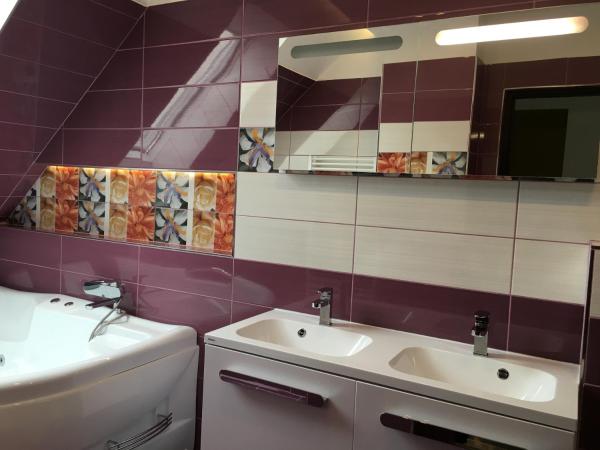 Mosoly Szallashely : photo 5 de la chambre suite lit queen-size avec baignoire spa