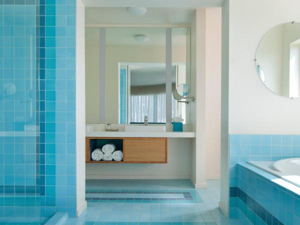 Beverly Laurel Hotel : photo 2 de la chambre suite lit king-size avec baignoire spa