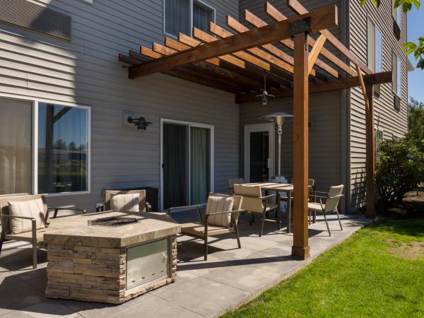 Country Inn & Suites by Radisson, Portland International Airport, OR : photo 2 de la chambre chambre lit king-size avec canapé-lit